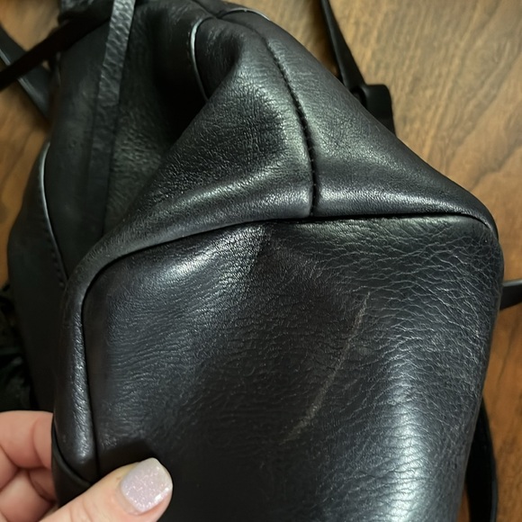 Vince Camuto black leather bucket crossbody bag, cinch top and tassels - Picture 16 of 17